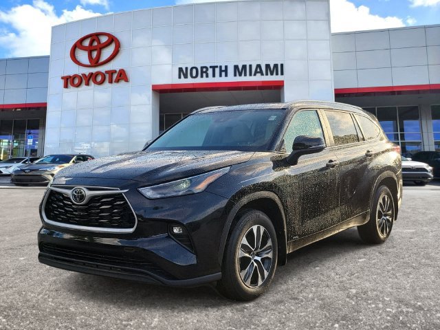 Used 2025 Toyota Highlander XLE AWD/4WD image 2