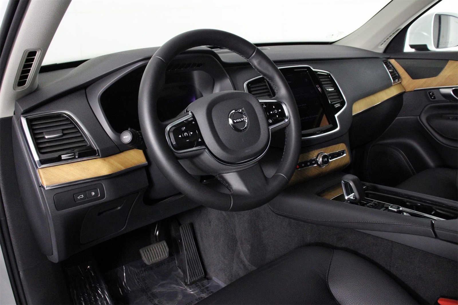 Certified 2024 Volvo XC90 T8 Plus w/ Protection Package Premier image 14