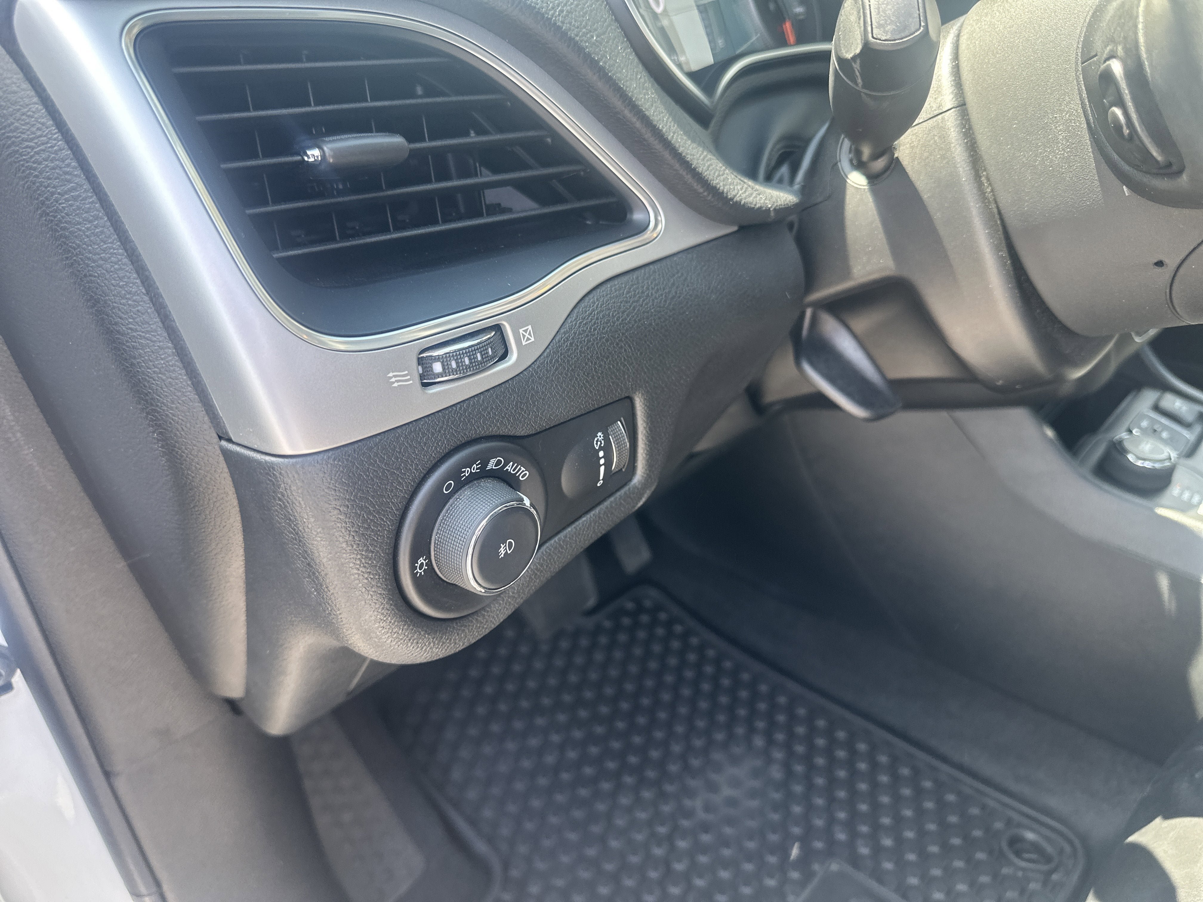 Used 2022 Jeep Cherokee Latitude w/ Sun & Sound Group AWD/4WD image 34