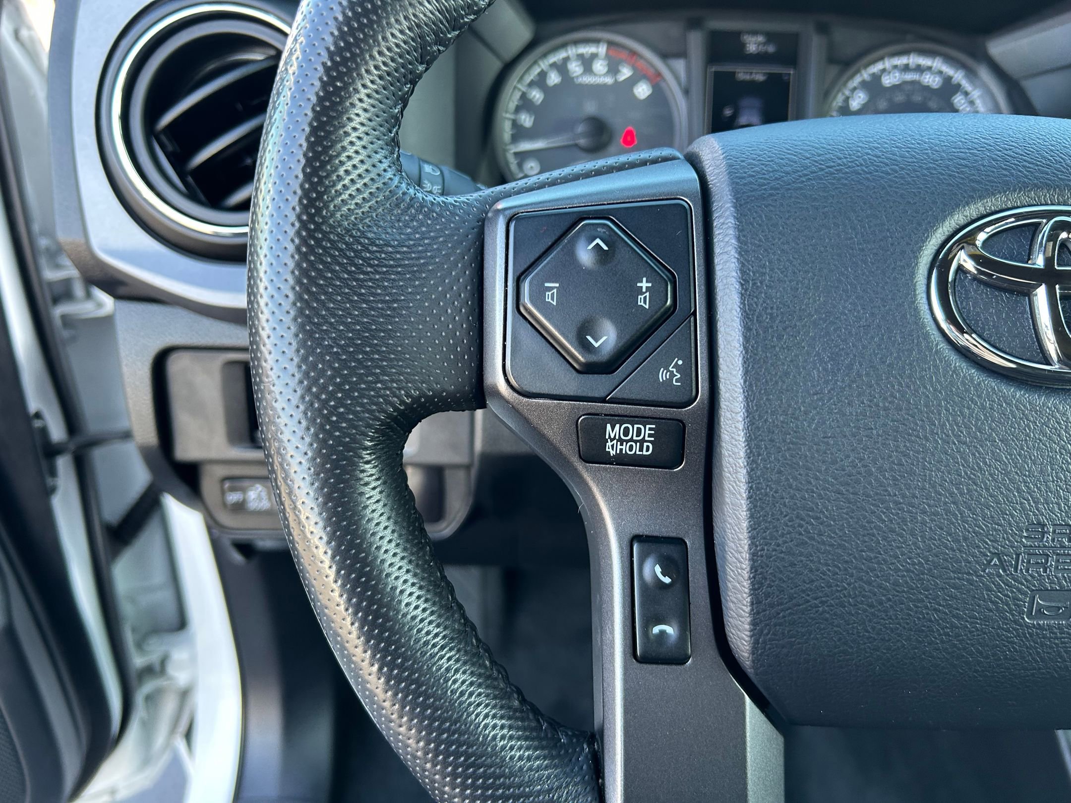 Used 2018 Toyota Tacoma TRD Off-Road image 14