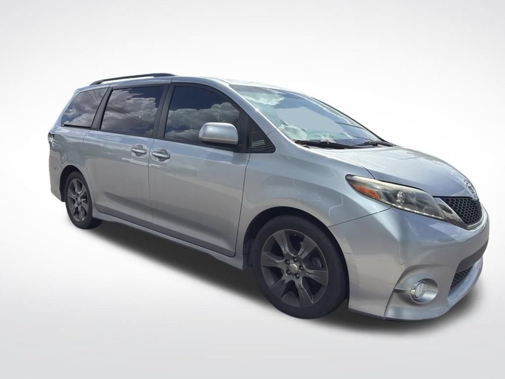 Used 2016 Toyota Sienna SE w/ SE Preferred Package FWD image 2