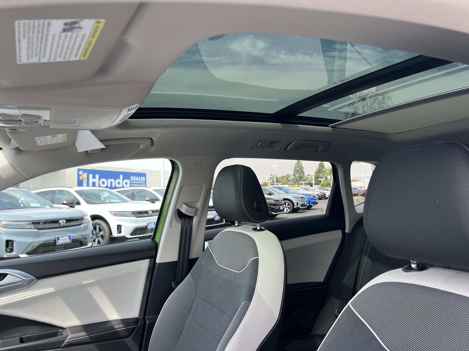 Used 2025 Volkswagen Taos SE w/ Panoramic Sunroof Package image 19