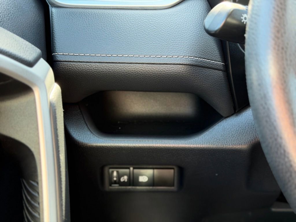 Used 2019 Toyota RAV4 LE AWD/4WD image 23