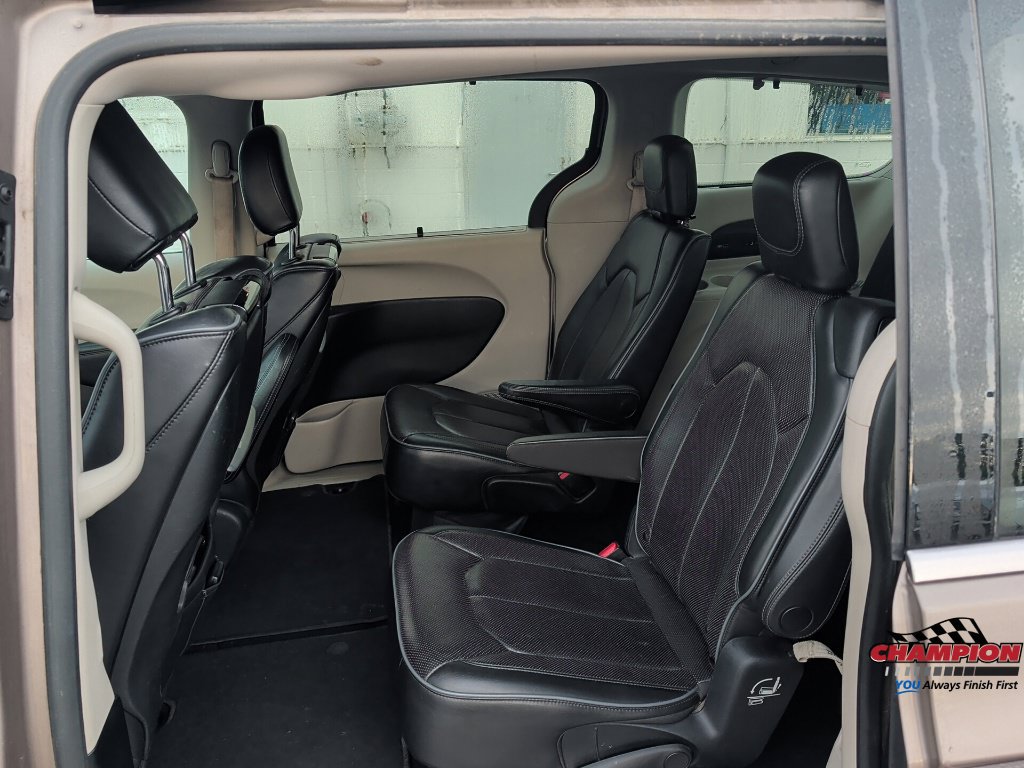 Used 2017 Chrysler Pacifica Limited FWD image 16