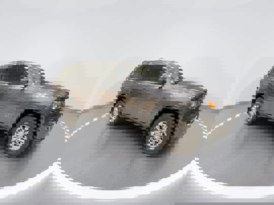 Used 2020 Jeep Grand Cherokee Laredo image 2