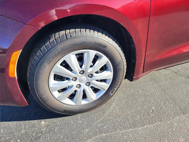 Used 2017 Chrysler Pacifica LX w/ Safetytec Group image 2