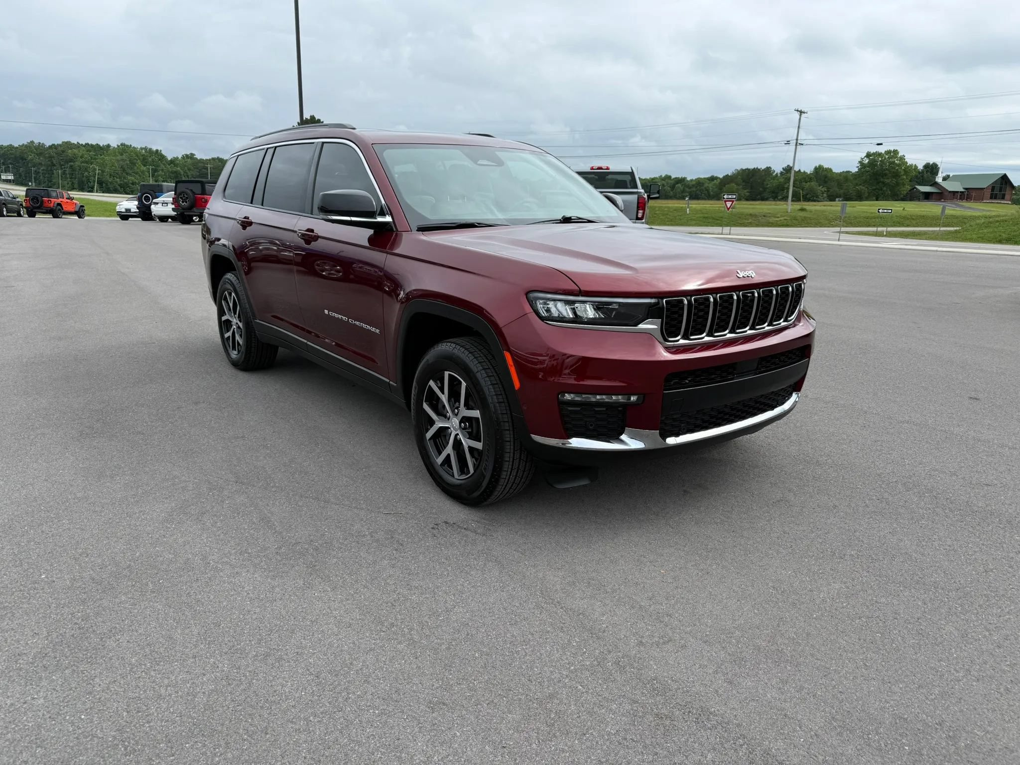 Used 2025 Jeep Grand Cherokee L Limited w/ Luxury Tech Group II AWD/4WD image 1