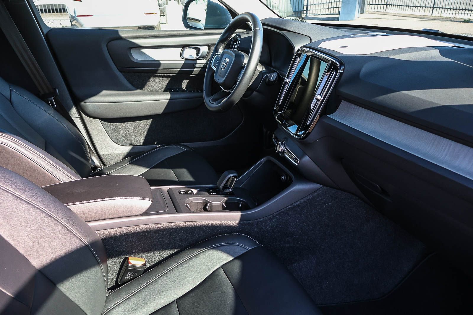 Used 2025 Volvo XC40 B5 Core image 18