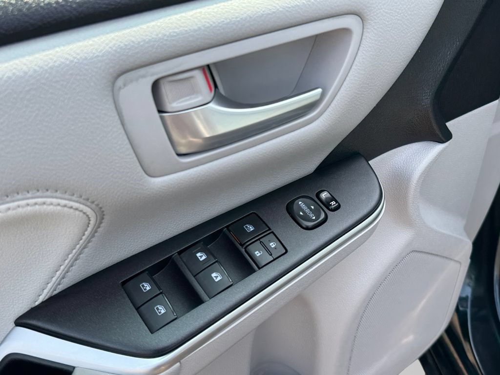 Used 2015 Toyota Camry XLE w/ Moonroof Package FWD image 19