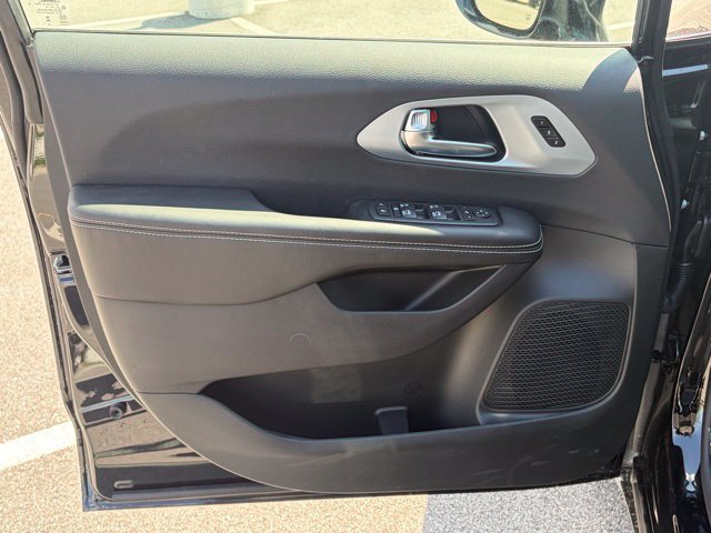 New 2026 Chrysler Pacifica Limited FWD image 11