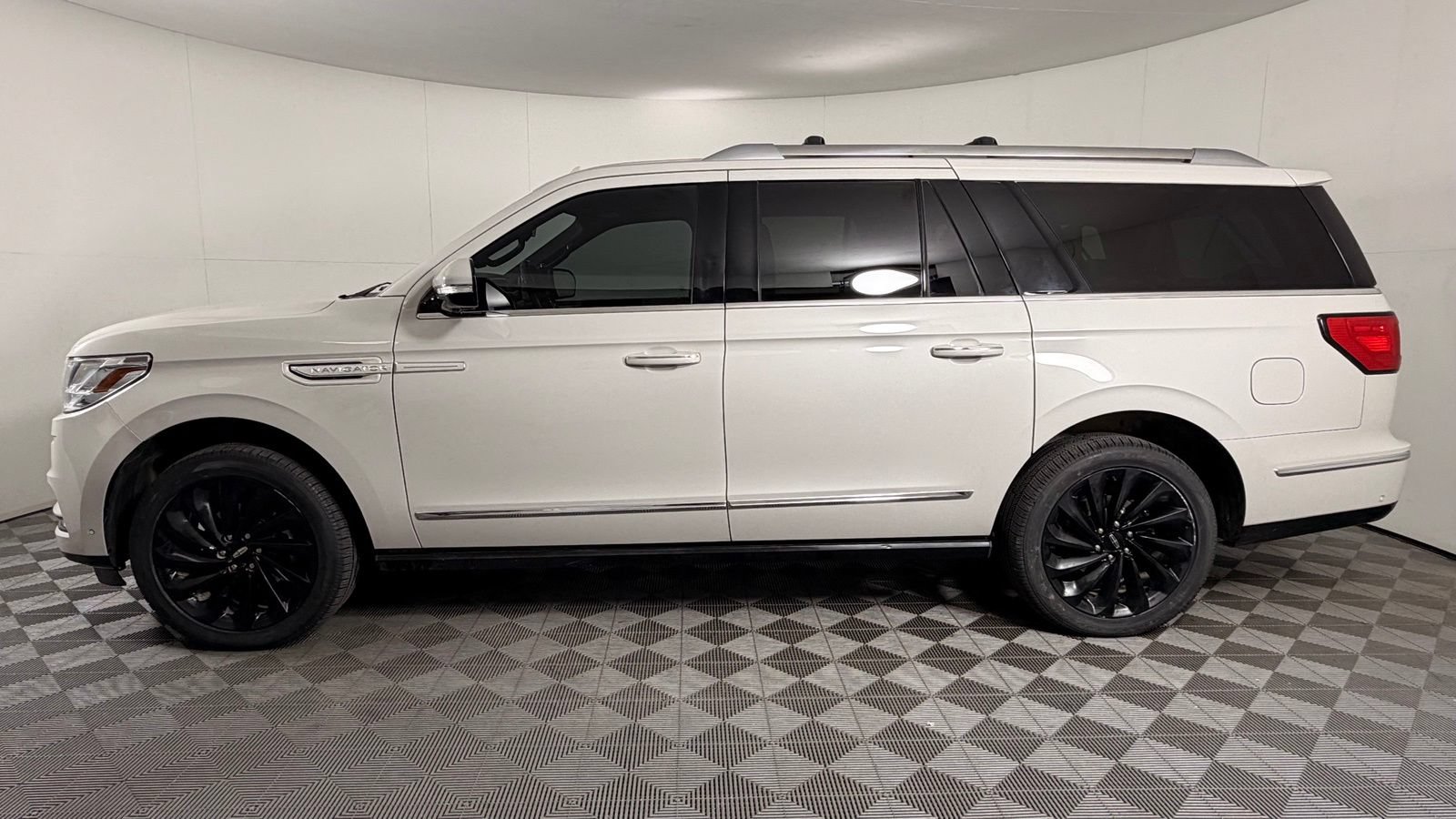 Used 2021 Lincoln Navigator L Reserve AWD/4WD image 4