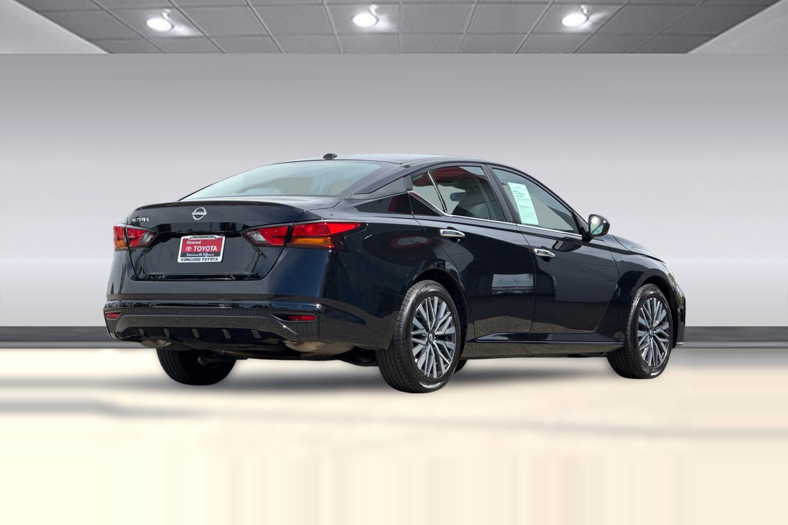 Used 2025 Nissan Altima 2.5 SV image 3