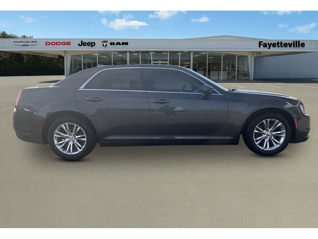 Used 2018 Chrysler 300 Touring L image 2