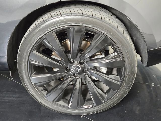 Used 2025 Land Rover Range Rover Long Wheelbase SE image 11