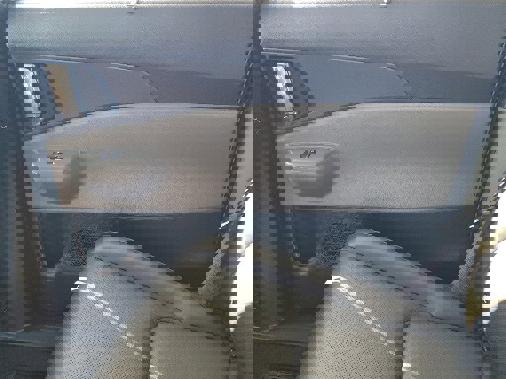 Used 2025 Kia Carnival EX image 23