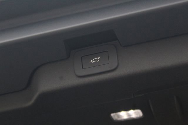 New 2025 Land Rover Discovery Dynamic SE image 13