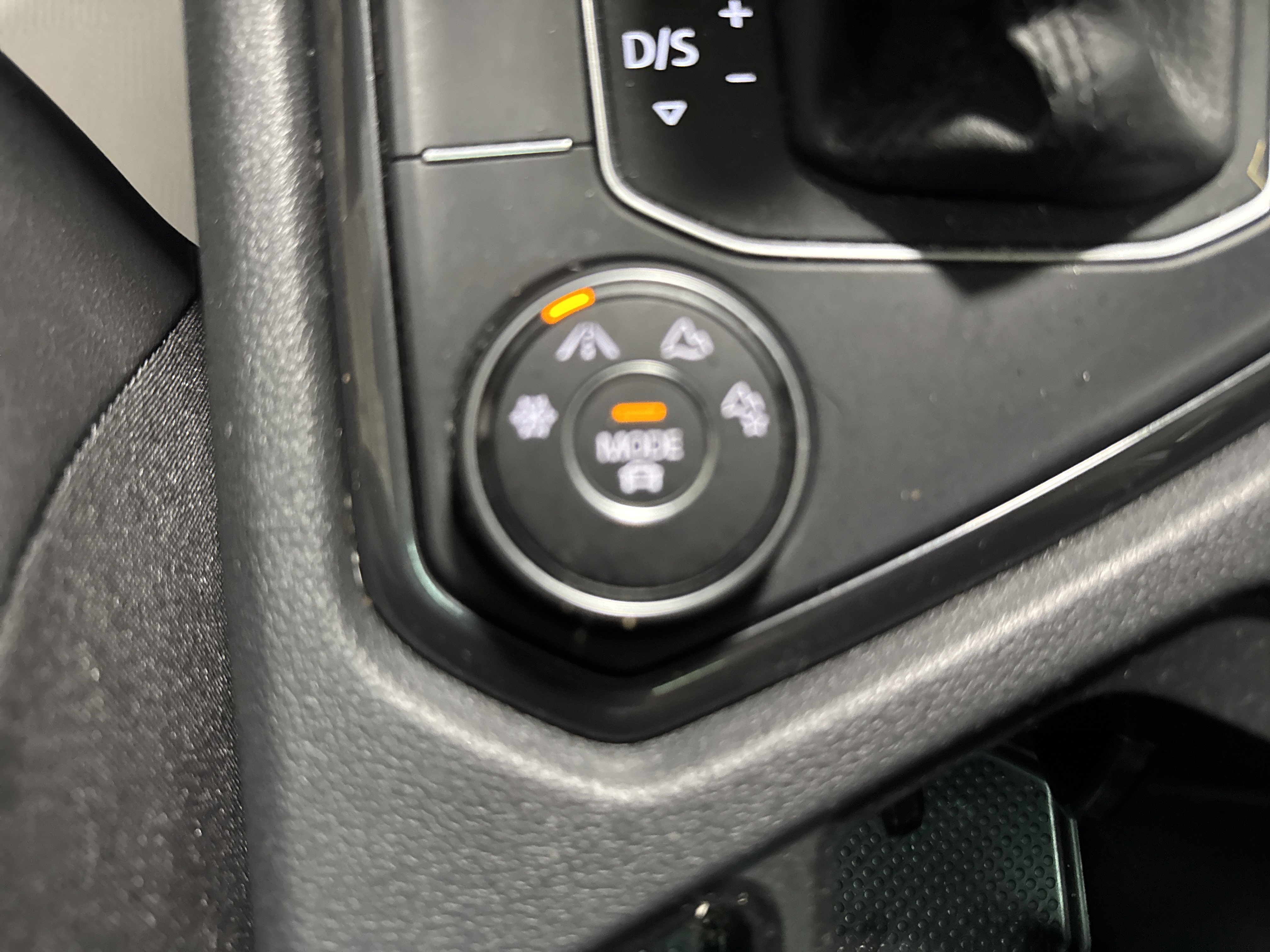 Used 2020 Volkswagen Tiguan SE w/ Panoramic Sunroof Package image 22