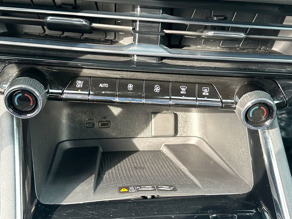 Used 2024 Chevrolet Traverse LT image 32