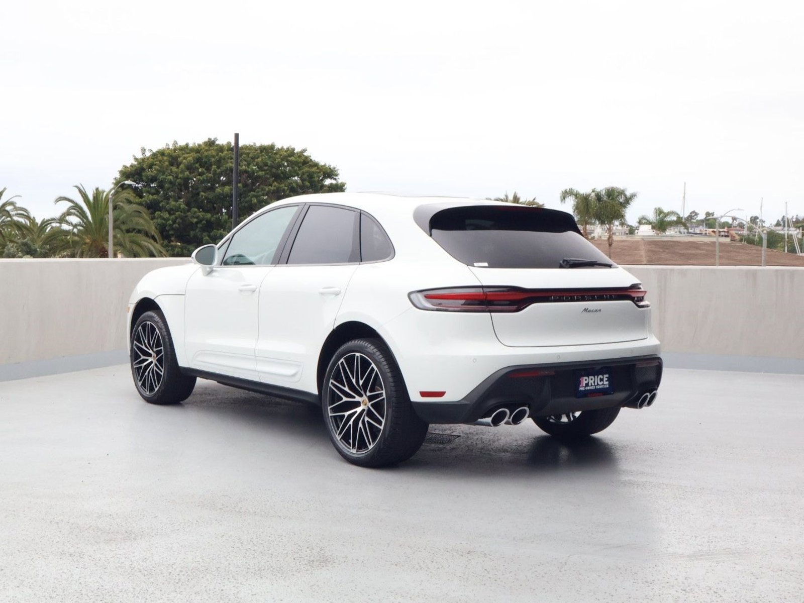 Certified 2025 Porsche Macan AWD/4WD image 3