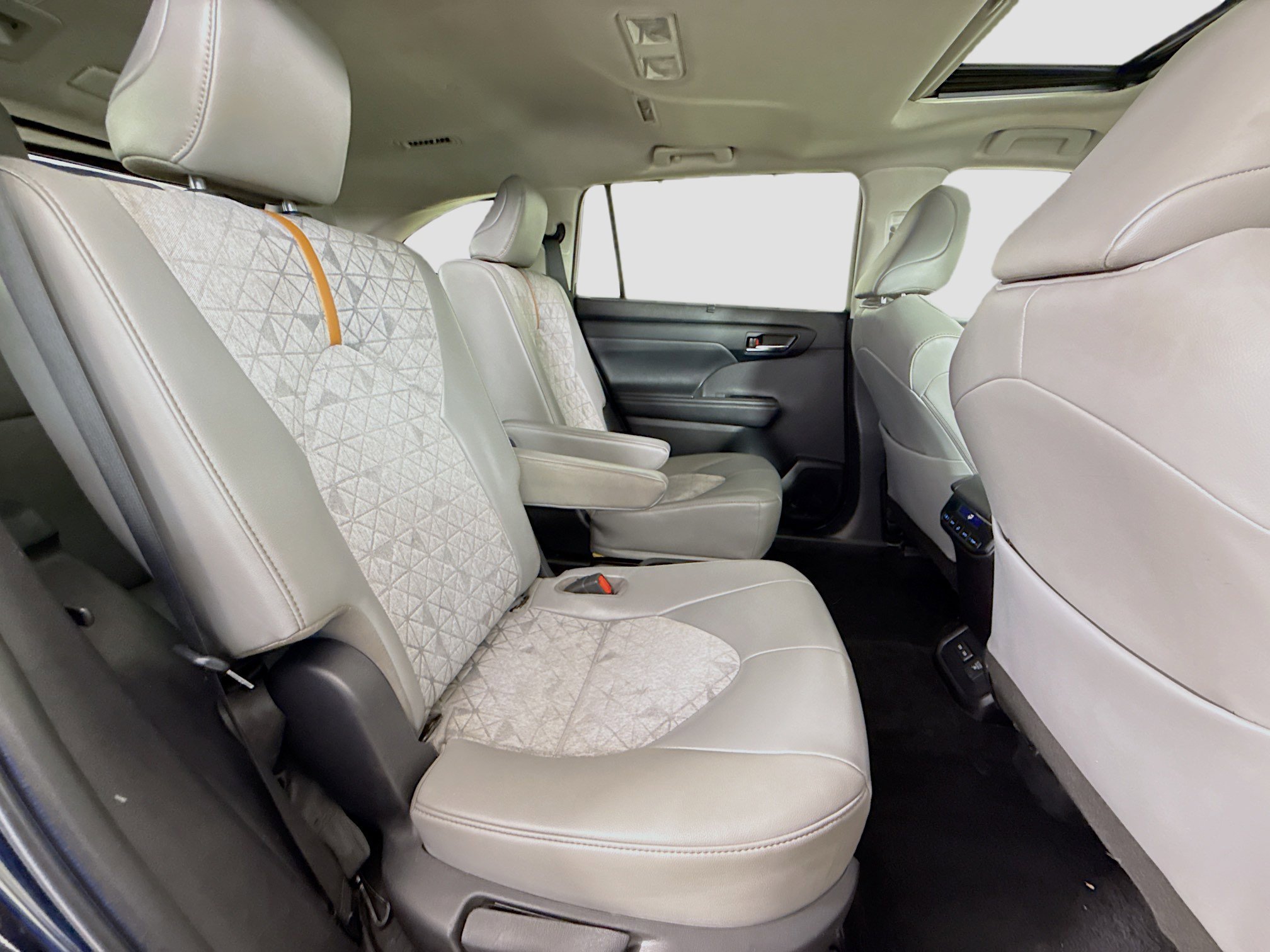 Used 2022 Toyota Highlander Bronze Edition FWD image 28