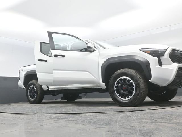 Used 2024 Toyota Tacoma TRD Off-Road image 31