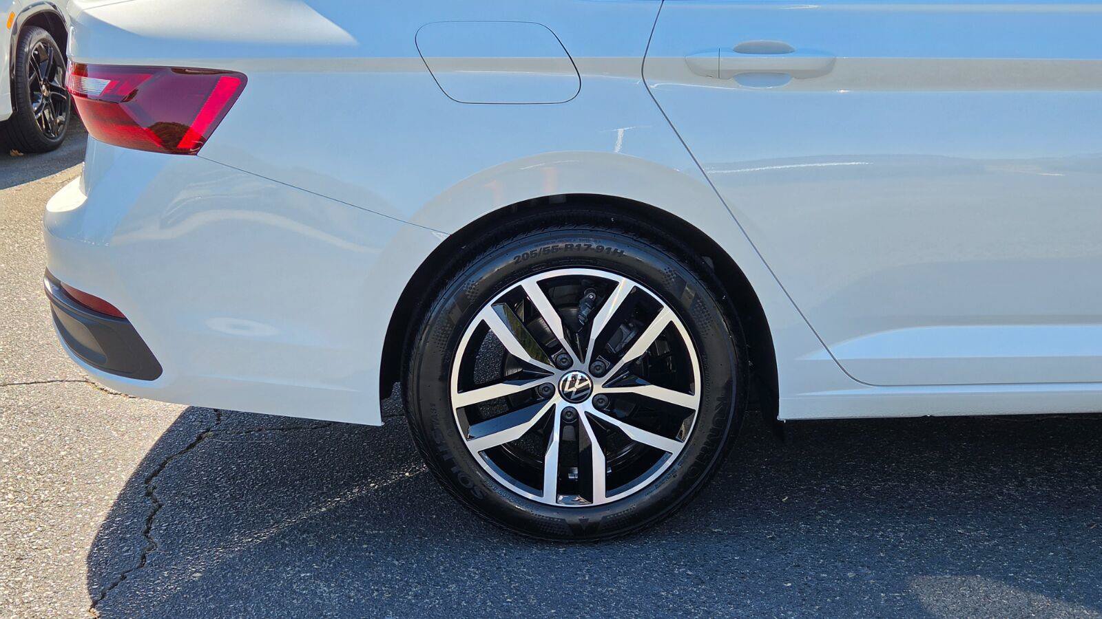 Certified 2025 Volkswagen Jetta SE w/ Sunroof Package FWD image 17