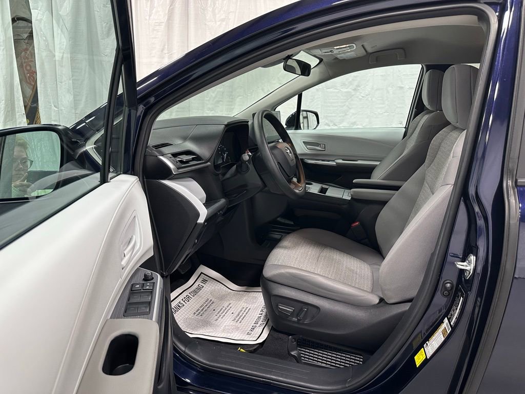 Used 2025 Toyota Sienna LE FWD image 10