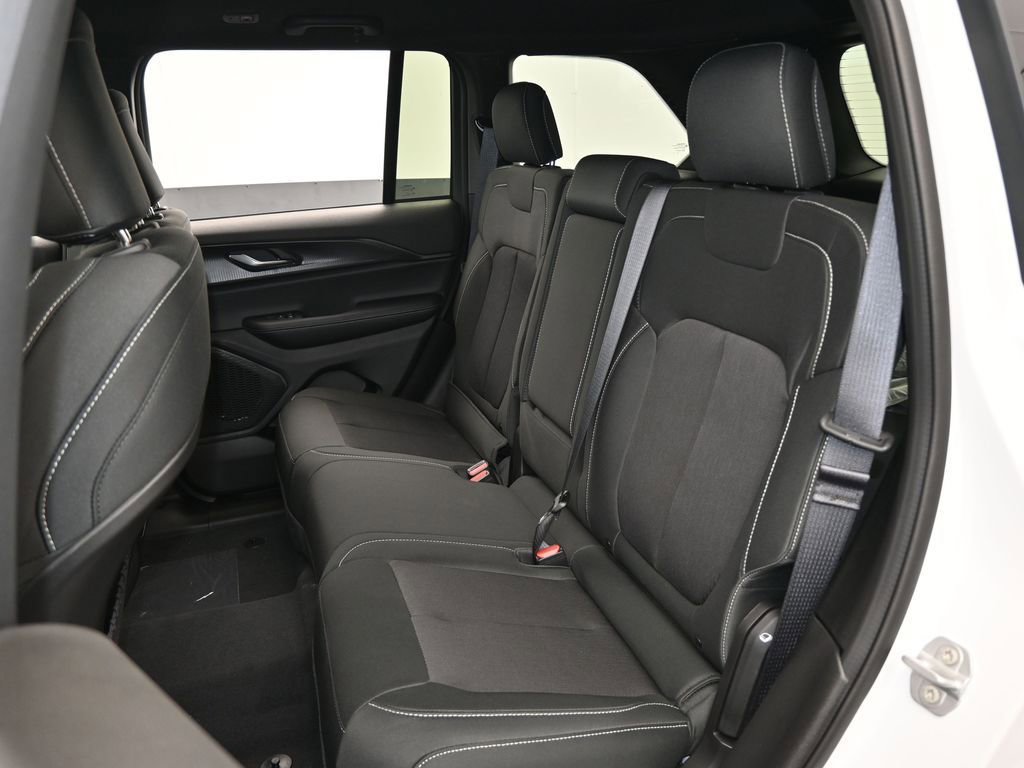 Used 2025 Jeep Grand Cherokee Laredo image 30