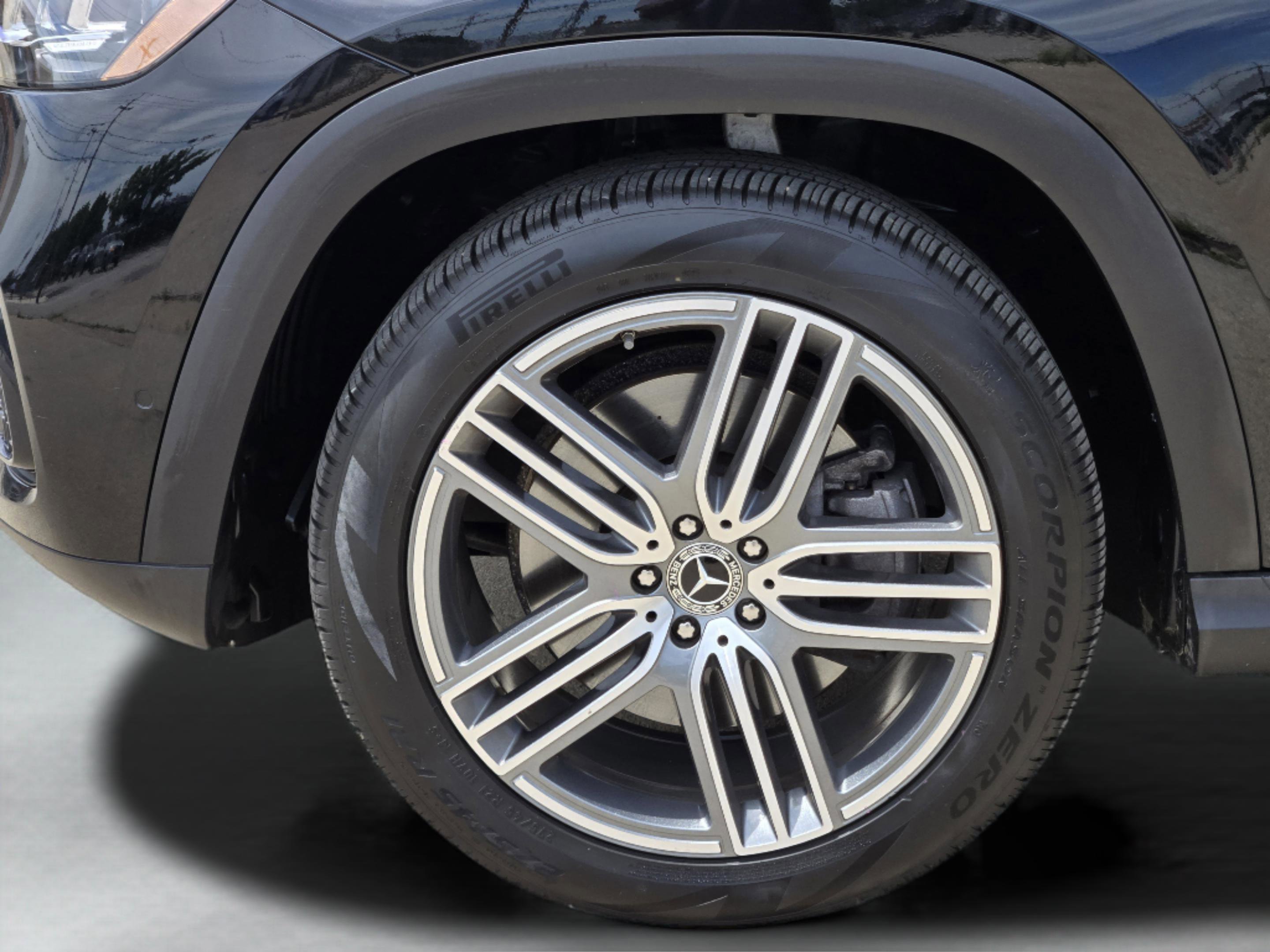 Used 2025 Mercedes-Benz GLS 450 4MATIC image 39