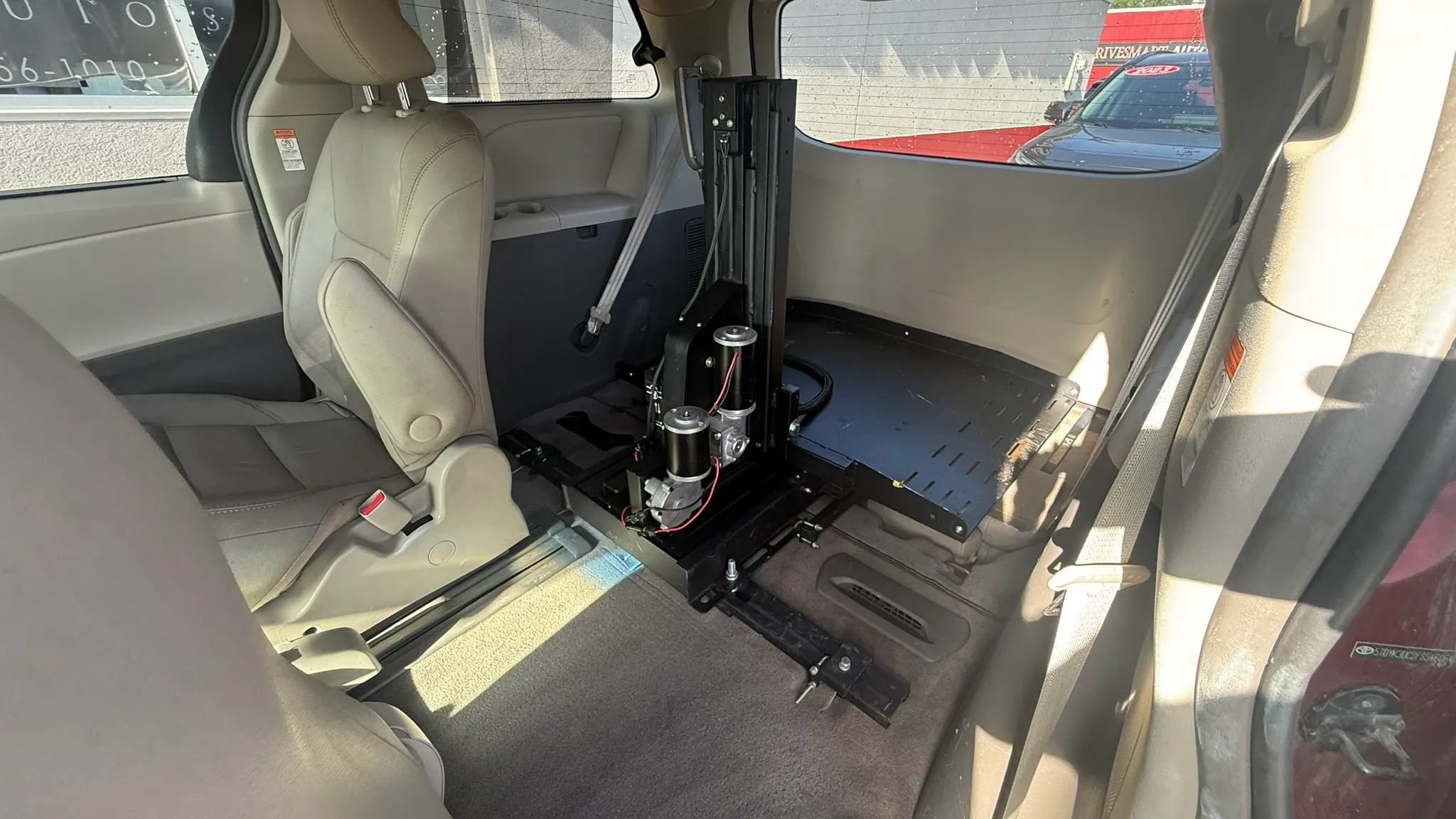 Used 2015 Toyota Sienna XLE FWD image 12