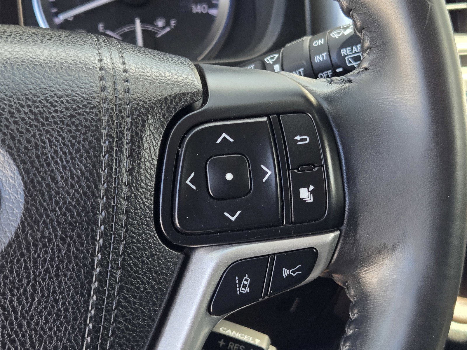 Used 2018 Toyota Highlander XLE image 23