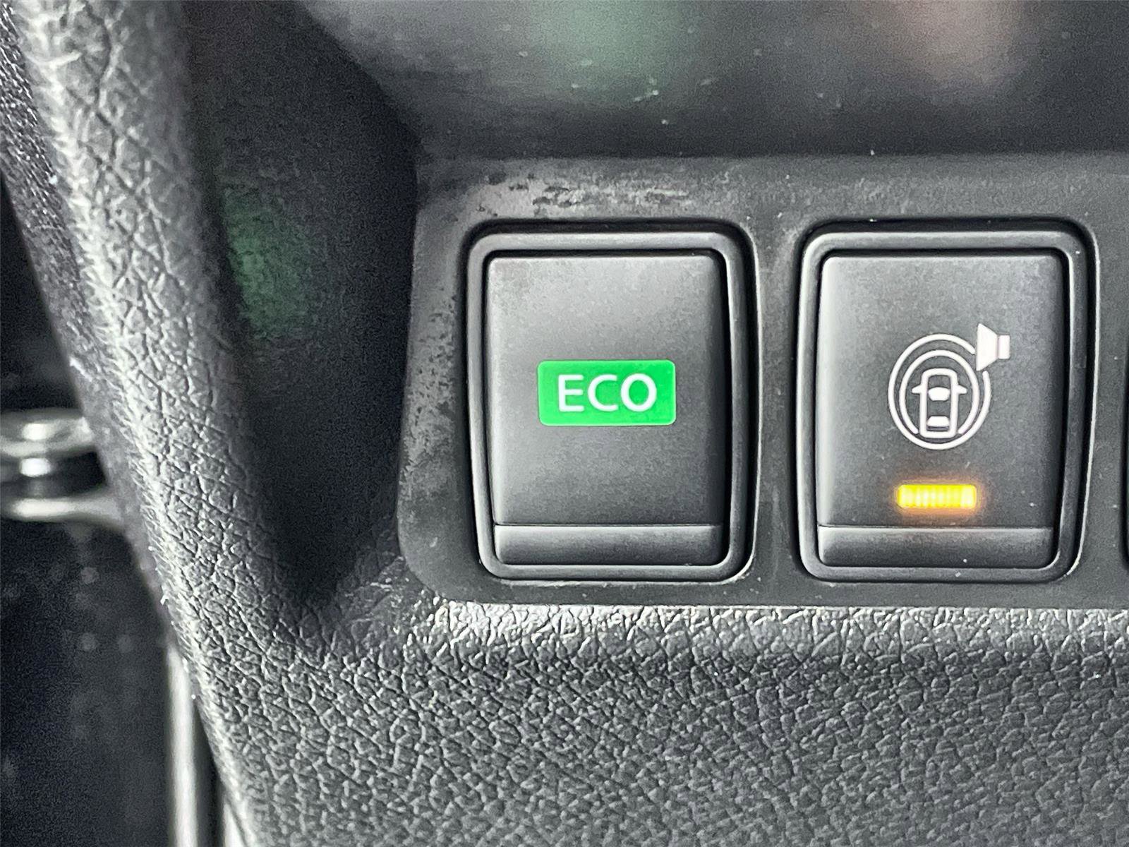 Used 2016 Nissan Rogue SV w/ SV Premium Package image 4