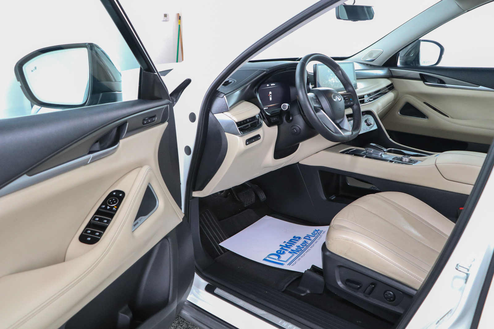 Used 2023 INFINITI QX60 Luxe w/ Vision Package AWD/4WD image 3