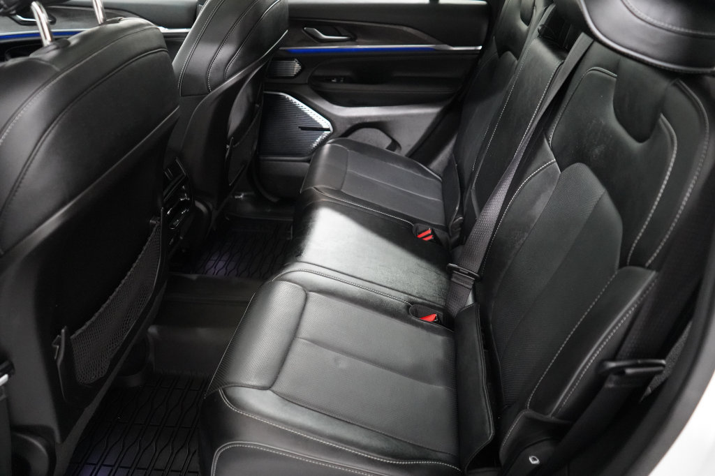 Used 2023 Jeep Grand Cherokee Overland AWD/4WD image 20