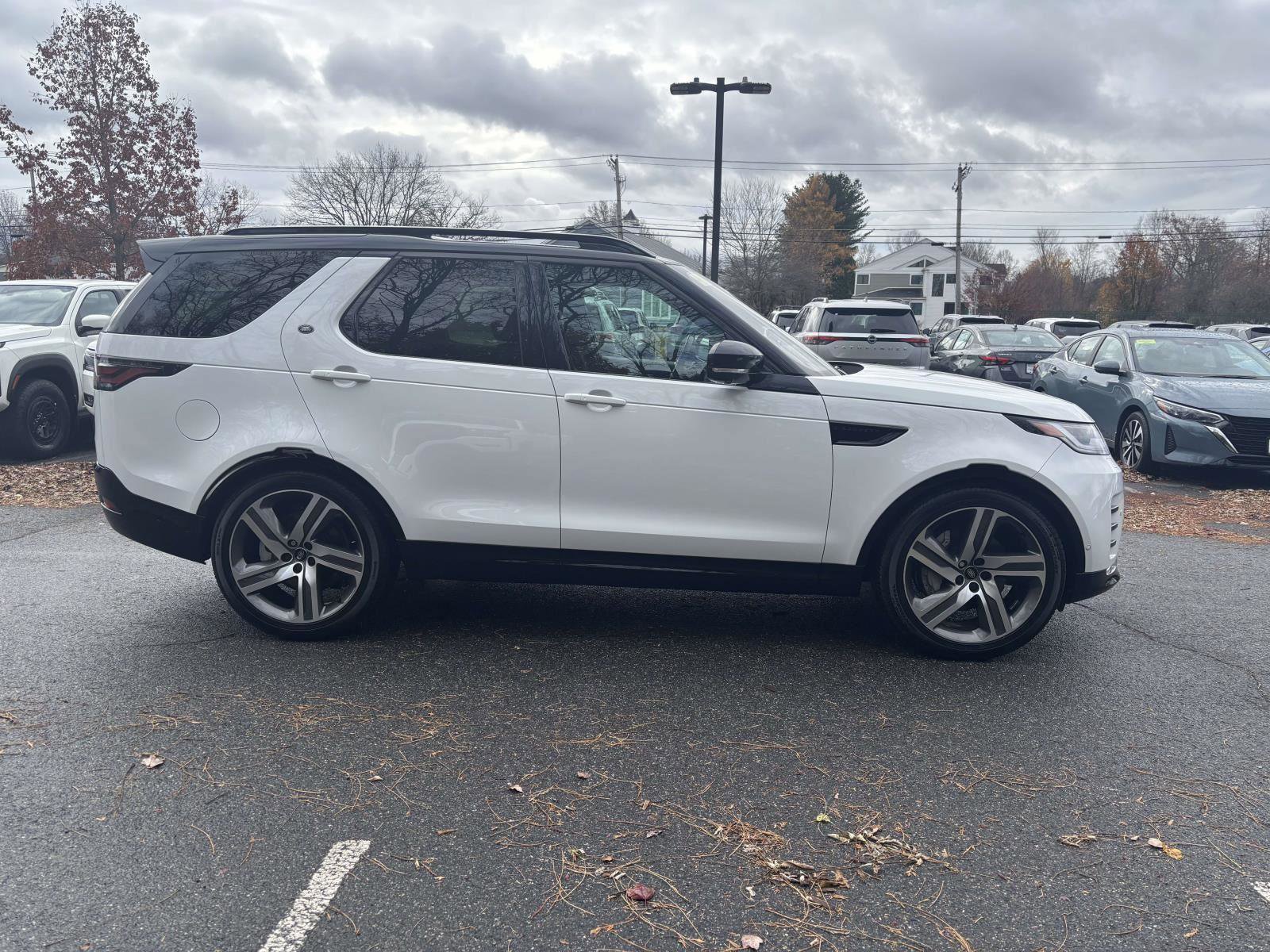 Used 2023 Land Rover Discovery S R-Dynamic image 4