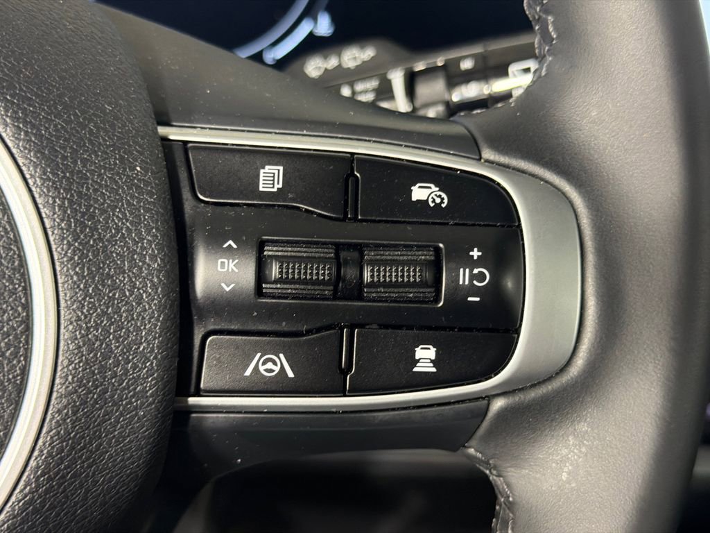 Used 2025 Kia Sportage SX image 28
