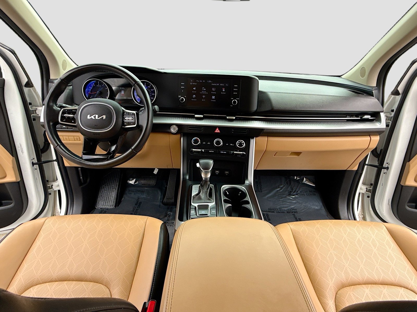 Used 2023 Kia Carnival LX FWD image 3