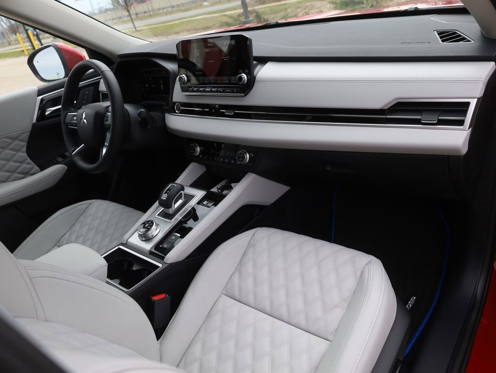 New 2025 Mitsubishi Outlander SEL image 14