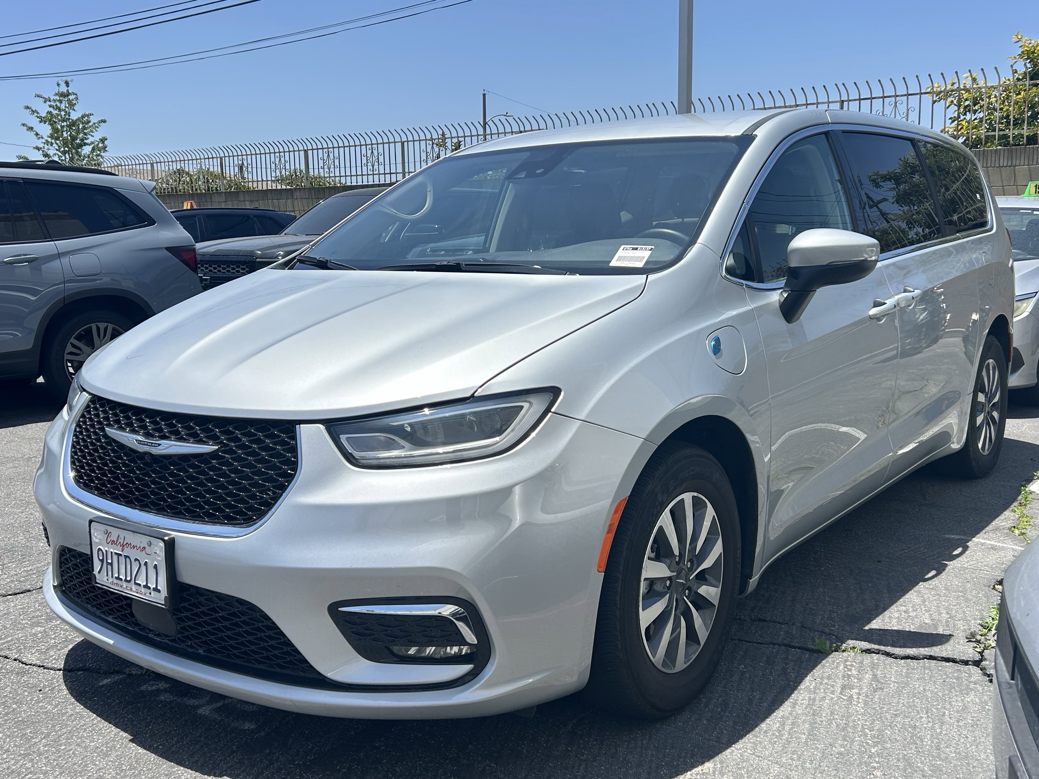 Used 2023 Chrysler Pacifica Touring-L FWD image 2