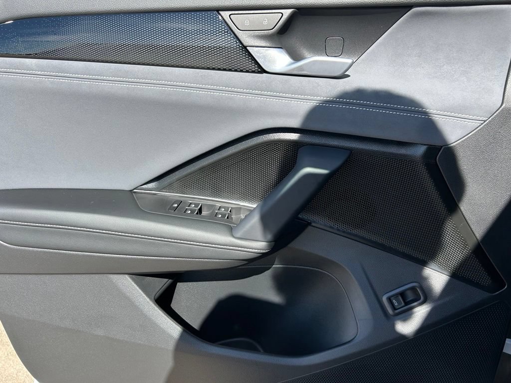 New 2026 Volkswagen Tiguan SE R-Line FWD image 18