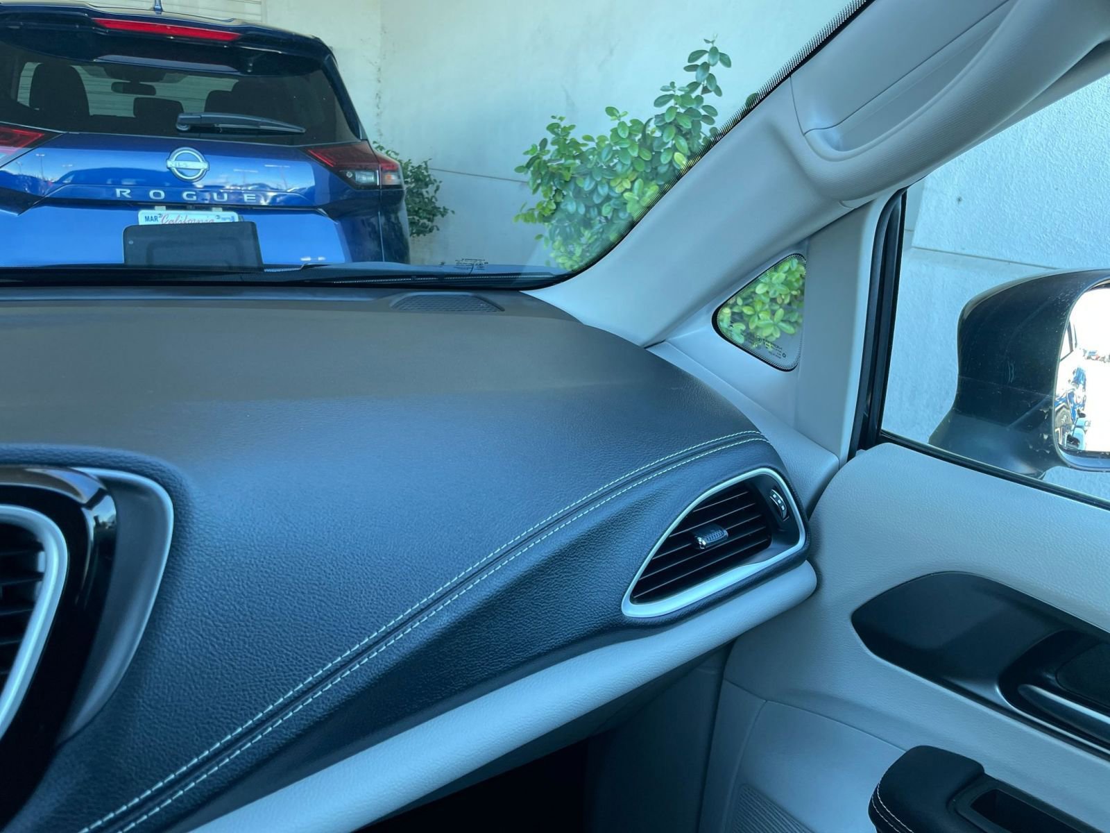 Used 2023 Chrysler Pacifica Touring-L image 38