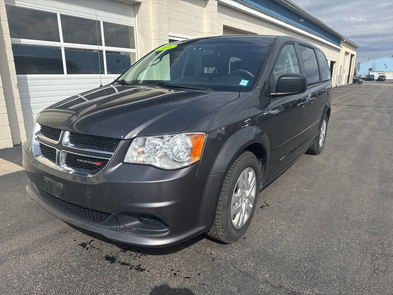 Used 2016 Dodge Grand Caravan SE w/ Quick Order Package 29E SE image 2