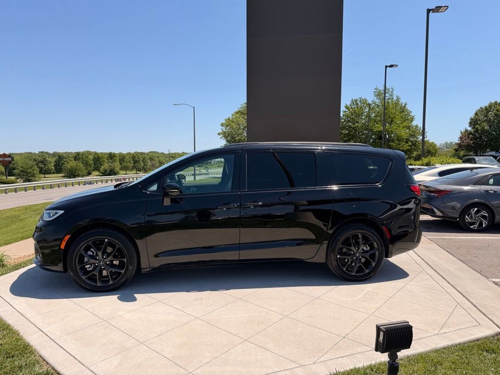 Used 2024 Chrysler Pacifica Limited w/ S Appearance Package AWD/4WD image 4
