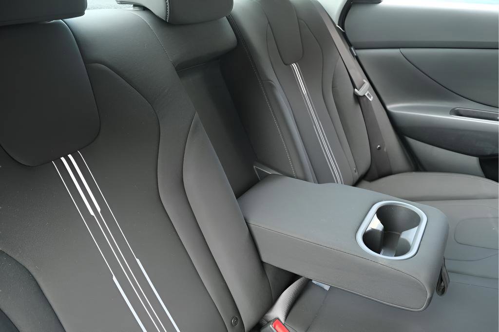 Used 2025 Hyundai Elantra SEL image 30