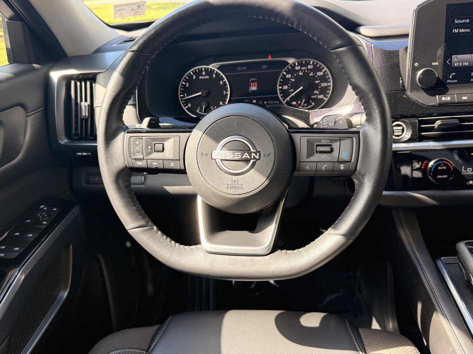 Used 2023 Nissan Pathfinder SL AWD/4WD image 25