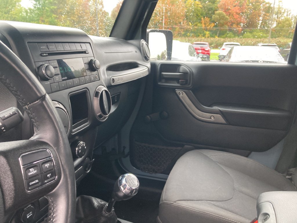 Used 2015 Jeep Wrangler Unlimited Sport w/ Connectivity Group AWD/4WD image 15