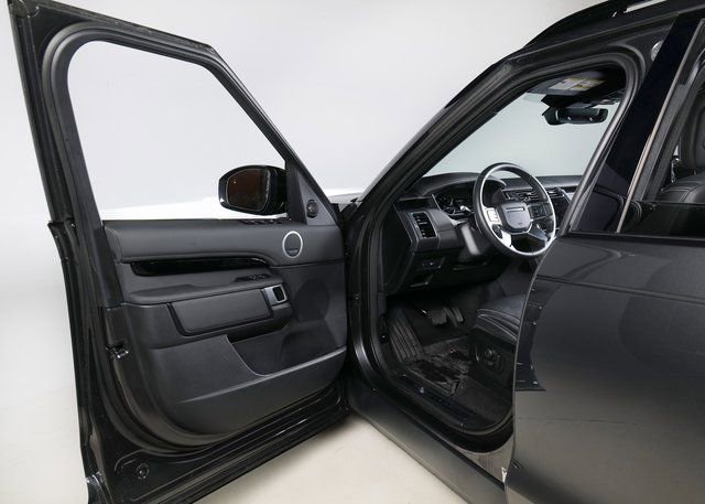 Used 2025 Land Rover Discovery S image 25