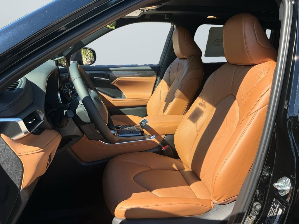 New 2025 Toyota Highlander Platinum image 9