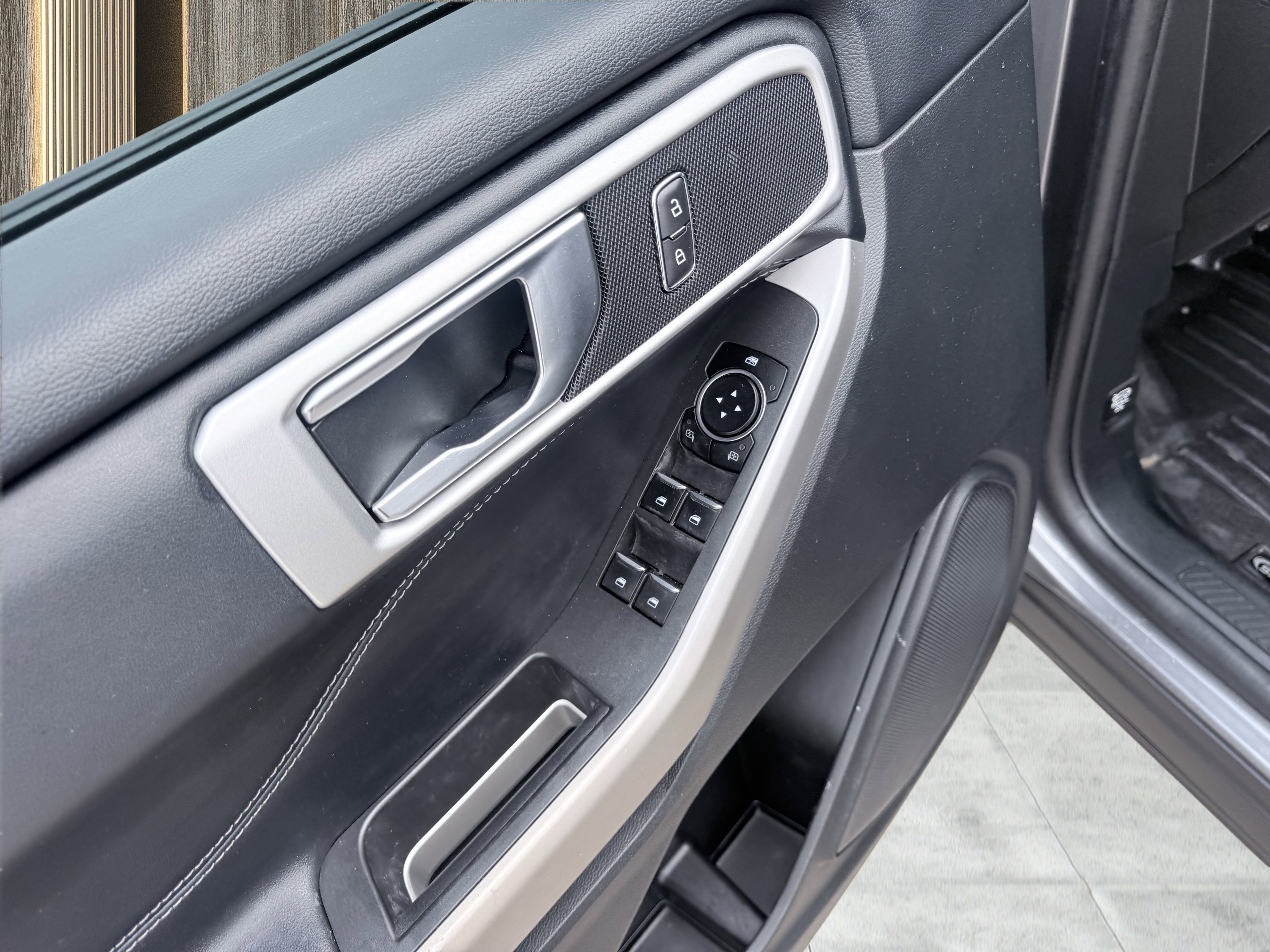 Used 2022 Ford Explorer XLT image 25