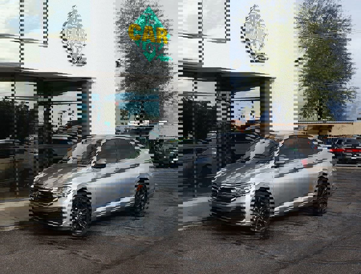 Used 2023 Volkswagen Jetta SE image 3